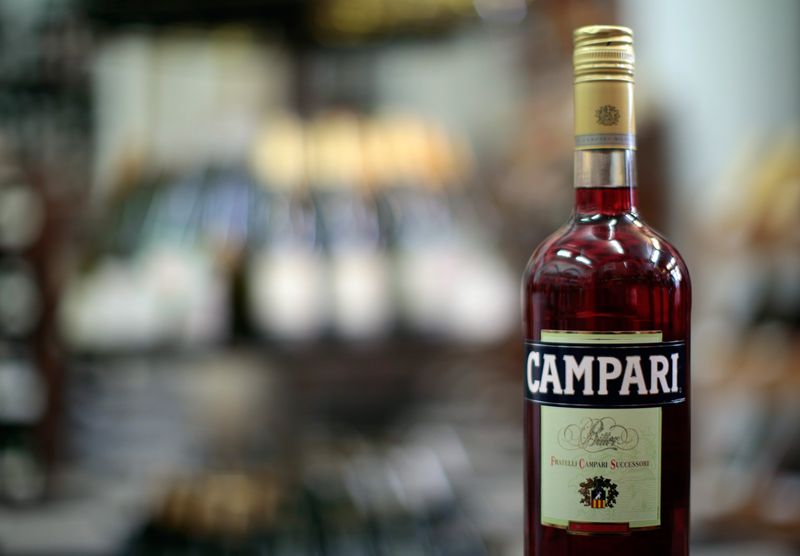 &copy; Reuters. Una bottiglia di Campari esposta in un'enoteca di Nizza, Francia, 15 marzo 2016. REUTERS/Eric Gaillard