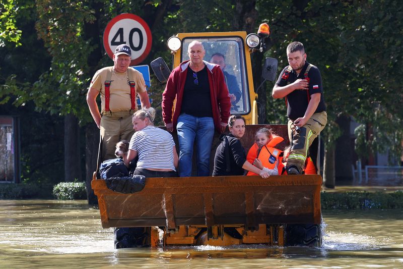 &copy; Reuters. Flood affected residents are evacuated from an area flooded by the Nysa Klodzka river, following heavy rainfalls, in Lewin Brzeski, Poland, September 17, 2024. REUTERS/Kacper Pempel