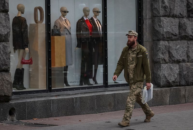 &copy; Reuters. FILE PHOTO: A Ukrainian serviceman walks by a shop window with mannequins, amid Russia's attack on Ukraine, in central Kyiv, Ukraine October 26, 2023. REUTERS/Gleb Garanich/File photo