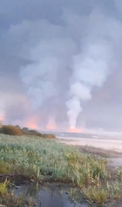 © Reuters. Smoke and flames rise following a Ukrainian drone attack, amid the Russia-Ukraine conflict, in Toropets, Tver region, Russia September 18, 2024, in this screen grab obtained from a social media video. Social media/via REUTERS  