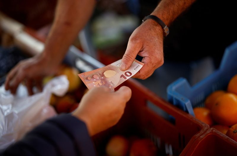 &copy; Reuters. File photo: A shopper pays with a ten Euro bank note at a local market in Nantes, France, September 17, 2024. REUTERS/Stephane Mahe/File photo