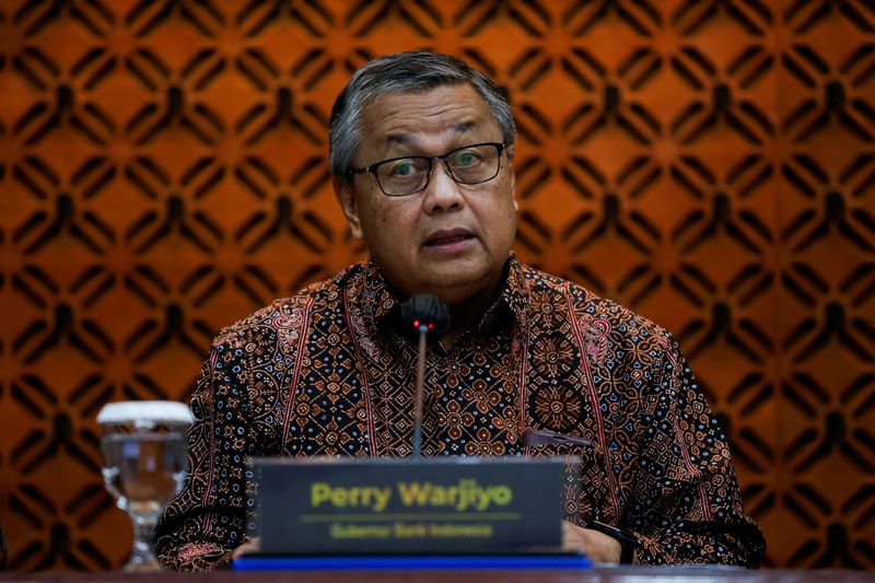 © Reuters. ẢNH TẬP TIN: Thống đốc Ngân hàng Trung ương Indonesia Perry Warjiyo phát biểu trong cuộc họp báo tại trụ sở Ngân hàng Indonesia ở Jakarta, Indonesia, ngày 17 tháng 1 năm 2024. REUTERS/Willy Kurniawan/Ảnh tập tin