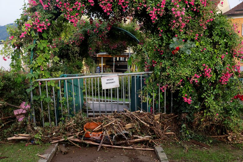 © Reuters. Debris lies by a barricade as heavy rain causes floods and great damage in Deutschfeistritz, Austria, June 9, 2024. REUTERS/Lisa Leutner/File Photo