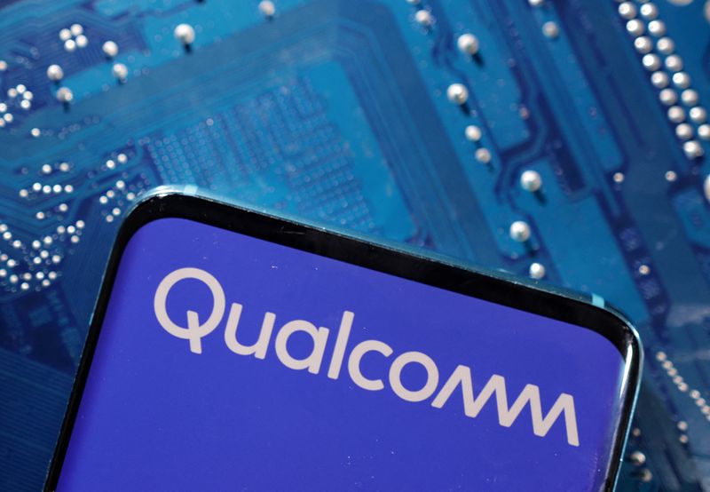 © Reuters. A smartphone with the Qualcomm logo displayed is placed on top of a computer motherboard in this illustration taken March 6, 2023. REUTERS/Dado Ruvic/Illustration