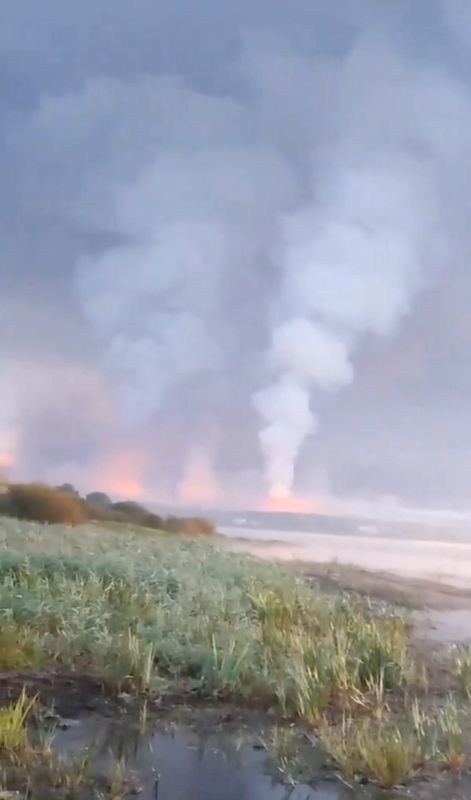 &copy; Reuters. Smoke and flames rise following a Ukrainian drone attack, amid the Russia-Ukraine conflict, in Toropets, Tver region, Russia September 18, 2024, in this screen grab obtained from a social media video. Social media/via REUTERS  