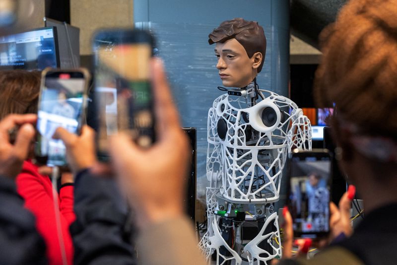 &copy; Reuters. FILE PHOTO: Visitors take pictures of Captcha, a robot by Hidoba Research, during the AI for Good Global summit on artificial intelligence, organised by the International Telecommunication Union (ITU), in Geneva, Switzerland, May 30, 2024. REUTERS/Denis B