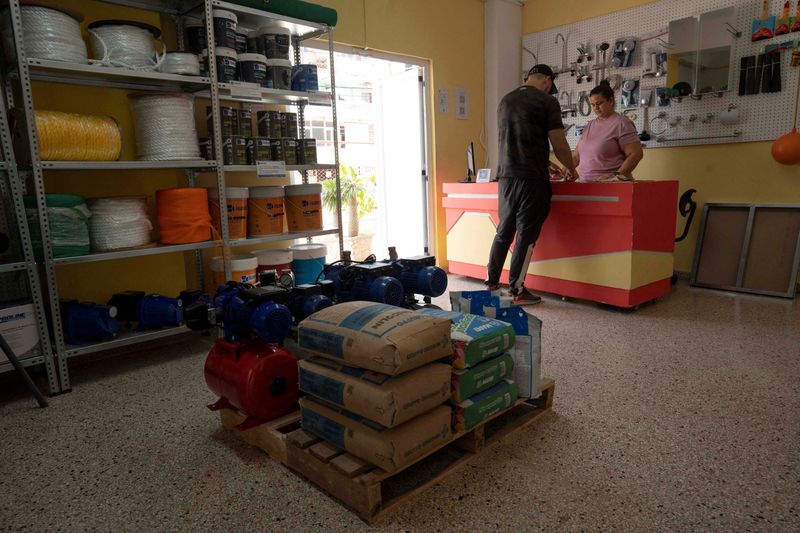 © Reuters. FILE PHOTO: An employee attends a client at a private shop of construction materials in Havana, Cuba, July 11, 2024. REUTERS/Alexandre Meneghini/File Photo