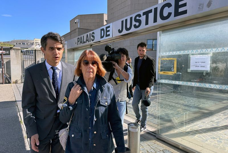 © Reuters. Gisele Pelicot, who has allegedly been drugged and raped by men solicited by her husband Dominique Pelicot, leaves the courthouse with her lawyer Stephane Babonneau during the trial of her husband with 50 co-accused, in Avignon, France, September 18, 2024. REUTERS/Antony Paone