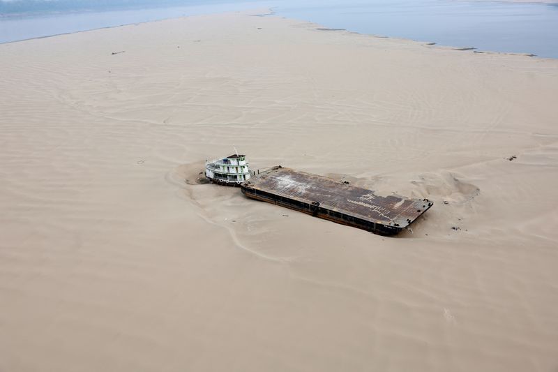 &copy; Reuters. Embarcação encalhada em banco de areia no Rio Solimões perto de Tefé, no Amazonasn17/09/2024 REUTERS/Jorge Silva