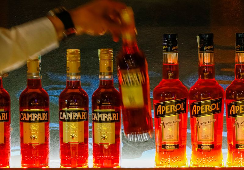 &copy; Reuters. Un barista prende una bottiglia di Campari al bar Barmaglot di Almaty, Kazakistan, il 22 giugno 2017.  REUTERS/Shamil Zhumatov