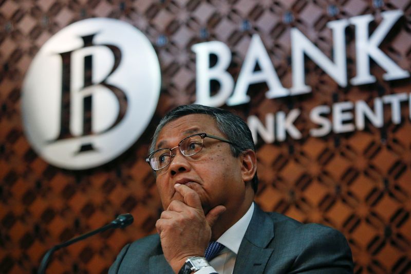 © Reuters. FILE PHOTO: Bank Indonesia Governor Perry Warjiyo gestures during a press conference at the Bank Indonesia headquarters in Jakarta, Indonesia, December 20, 2018. REUTERS/Willy Kurniawan/File Photo