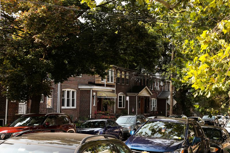 © Reuters. A row of residential houses stands in Queens' neighborhood of Ridgewood, New York, U.S., September 16, 2022.  REUTERS/Amr Alfiky/File Photo