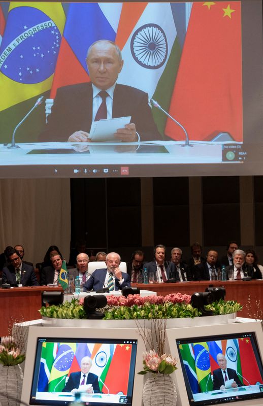 &copy; Reuters. Putin participa por vídeo de reunião dos Brics em Johanesburgo, enquanto Lula ouven23/08/2023nREUTERS/Alet Pretorius/Pool