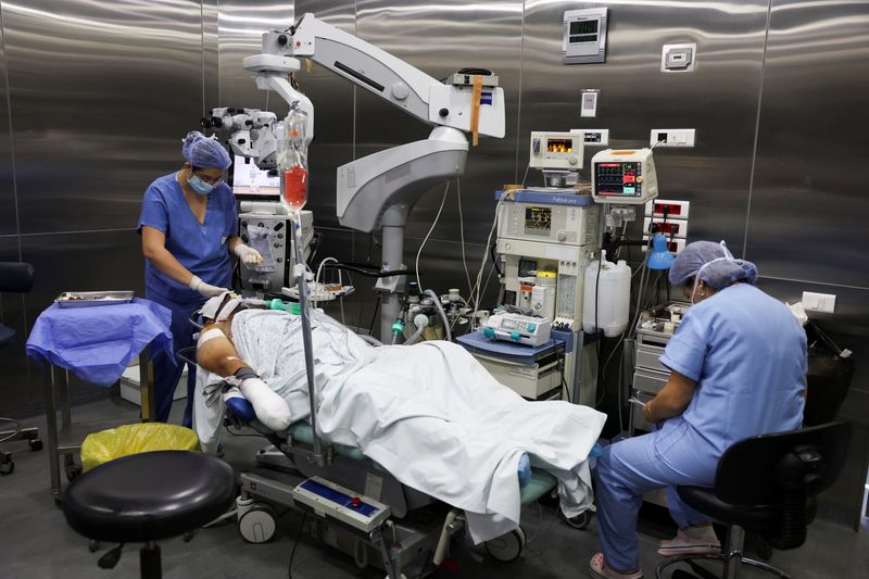 © Reuters. An injured man undergoes an operation, following pager detonations across Lebanon, at a hospital in Beirut, Lebanon September 18, 2024. REUTERS/Mohamed Azakir