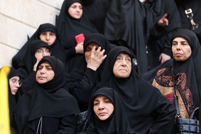 &copy; Reuters. Mulheres participam, em Beirute, de funeral de quatro pessoas mortas com detonação de pagers em todo o Líbanon18/09/2024nREUTERS/Mohamed Azakir