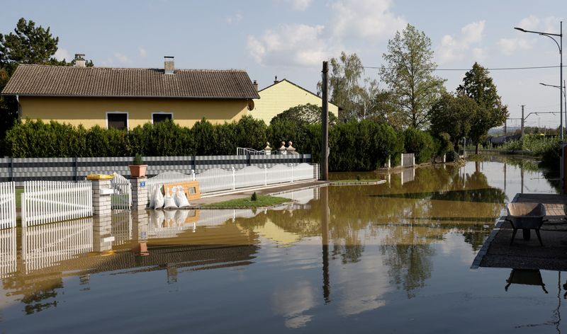 © Reuters. A view of a flooded street, following heavy rainfalls which caused flooding, in Moosbierbaum, Austria, September 18, 2024. REUTERS/Leonhard Foeger