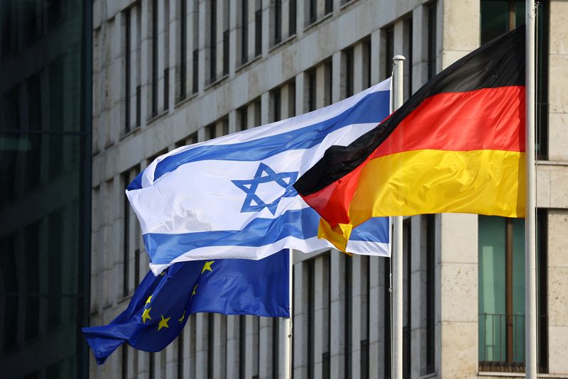 © Reuters. FILE PHOTO: European Union, Israeli and German flags flutter near the Brandenburg Gate before the arrival of Israeli President Isaac Herzog, in Berlin, Germany, September 5, 2022. REUTERS/Fabrizio Bensch/File Photo