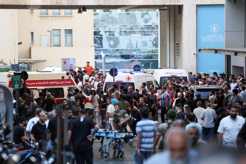 &copy; Reuters. Ambulanze arrivano all'American University of Beirut Medical Center (AUBMC) dopo che più di 1.000 persone, tra cui combattenti di Hezbollah e medici, sono rimaste ferite a causa dell'esplosione di cercapersone in tutto il Libano, secondo una fonte di sic