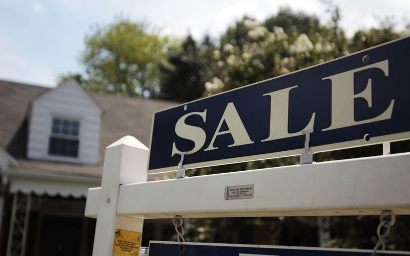 © Reuters. A 'sale' sign advertises a home in a file photo. REUTERS/Molly Riley