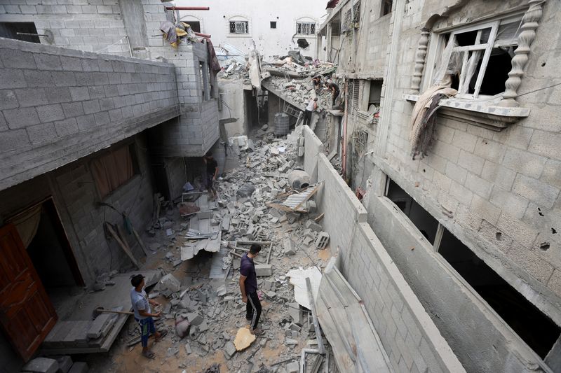 &copy; Reuters. Palestinians inspect the site of an Israeli strike on a house, amid the Israel-Hamas conflict, in Nuseirat in the central Gaza Strip, September 16, 2024. REUTERS/Ramadan Abed/File Photo