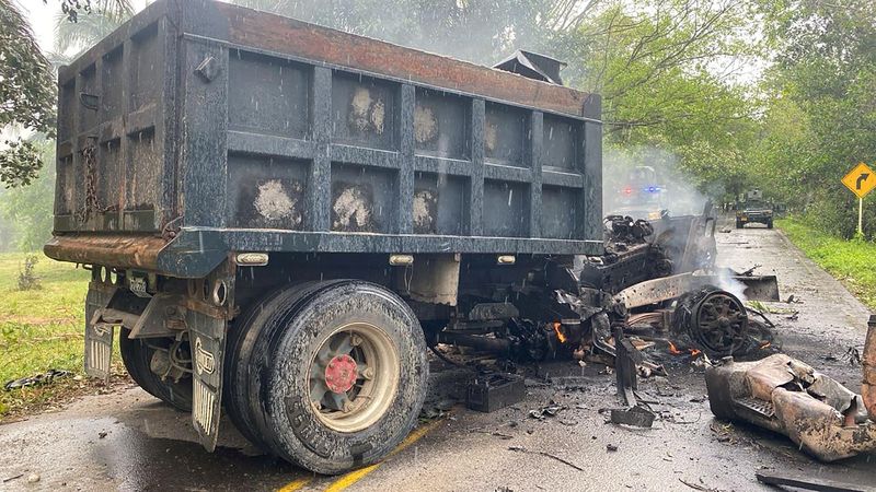 © Reuters. A truck loaded with explosives used in an attack attributed to ELN guerrillas against a military base, burns in Puerto Jordan, Colombia September 17, 2024. Colombian Army/Handout via REUTERS