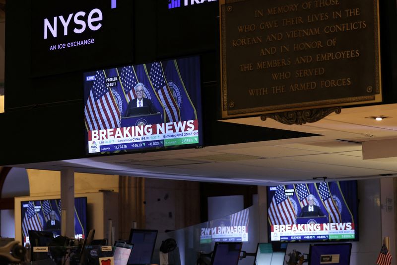 © Reuters. Screens on the trading floor at The New York Stock Exchange (NYSE) display a news conference with Federal Reserve Chair Jerome Powell following the Federal Reserve rate announcement on the trading floor at The New York Stock Exchange (NYSE) in New York City, U.S., September 18, 2024. REUTERS/Andrew Kelly