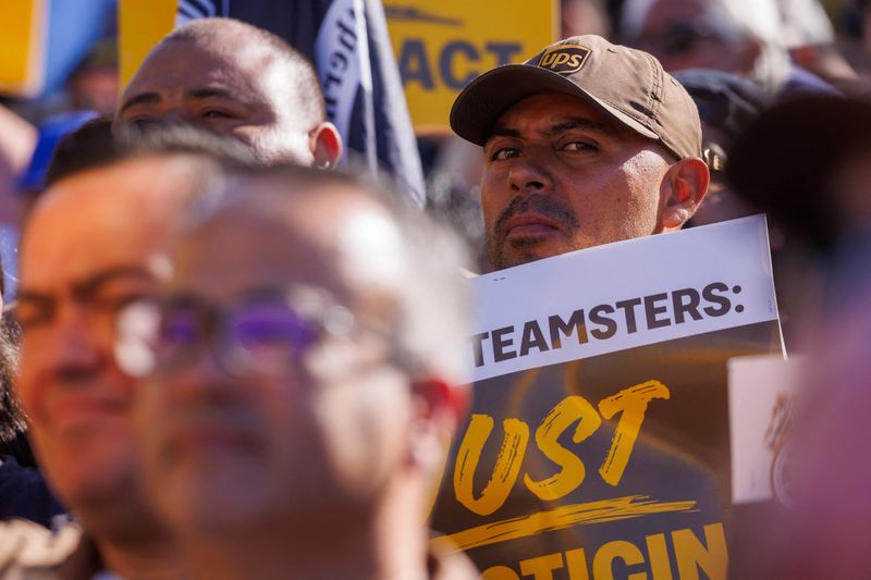 © Reuters. Teamsters employed by UPS hold a rally outside a UPS facility in downtown L.A. as an August 1st strike deadline against the company nears in Los Angeles, California, U.S. July 19, 2023. REUTERS/Mike Blake/File Photo