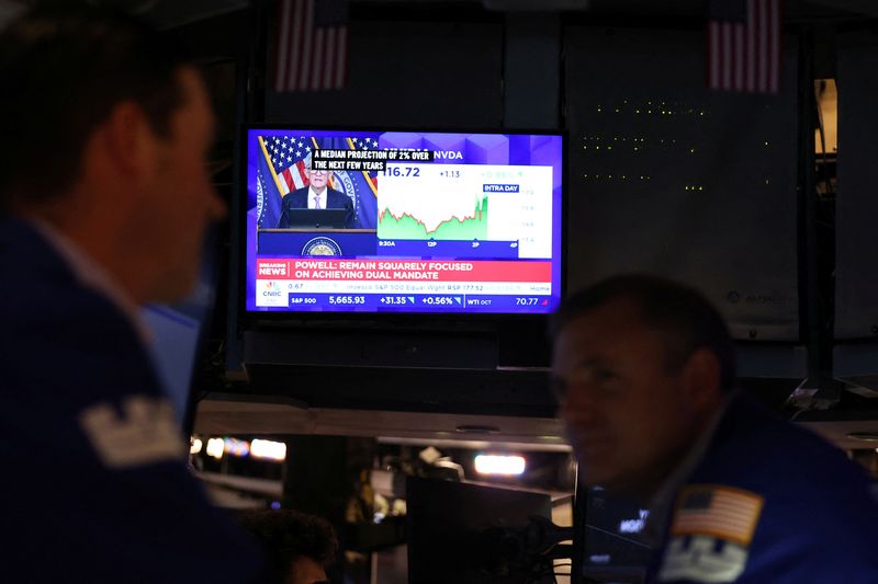 © Reuters. Screens on the trading floor at The New York Stock Exchange (NYSE) display a news conference with Federal Reserve Chair Jerome Powell following the Federal Reserve rate announcement on the trading floor at The New York Stock Exchange (NYSE) in New York City, U.S., September 18, 2024. REUTERS/Andrew Kelly