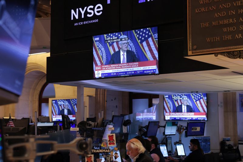 © Reuters. A screen on the trading floor at The New York Stock Exchange (NYSE) display a news conference with Federal Reserve Chair Jerome Powell following the Federal Reserve rate announcement, in New York City, U.S., September 18, 2024. REUTERS/Andrew Kelly