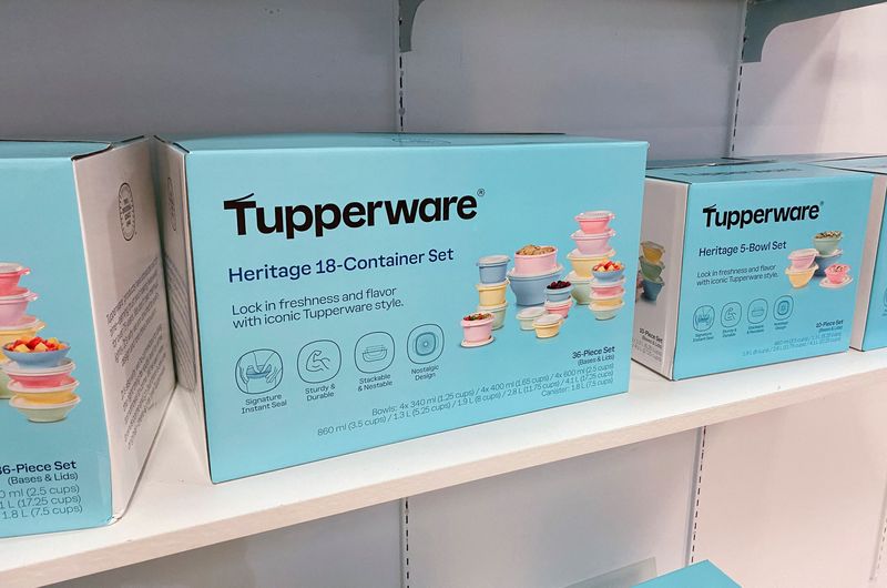 © Reuters. Boxes with tupperwares are displayed on shelves for sale in the kitchen department of a store in Dearborn, Michigan U.S., September 18, 2024.  REUTERS/Rebecca Cook