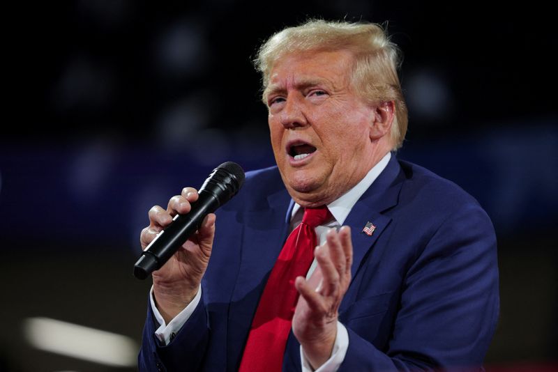 © Reuters. FILE PHOTO: Republican presidential candidate and former U.S. President Donald Trump speaks during a campaign town hall moderated by Arkansas Governor Sarah Huckabee Sanders in Flint, Michigan, U.S., September 17, 2024. REUTERS/Brian Snyder / File Photo