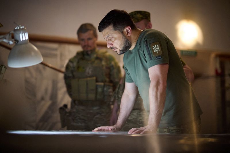 © Reuters. Ukraine's President Volodymyr Zelenskiy visits positions of Ukrainian service members, as Russia's attack on Ukraine continues, in Dnipropetrovsk region, Ukraine July 8, 2022. Ukrainian Presidential Press Service/Handout via REUTERS/File Photo