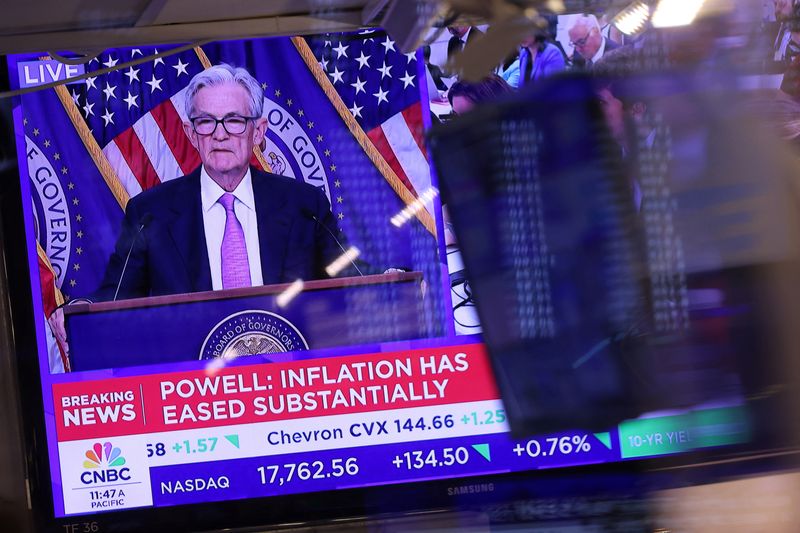 © Reuters. A screen on the trading floor at The New York Stock Exchange (NYSE) display a news conference with Federal Reserve Chair Jerome Powell following the Federal Reserve rate announcement on the trading floor at The New York Stock Exchange (NYSE) in New York City, U.S., September 18, 2024. REUTERS/Andrew Kelly