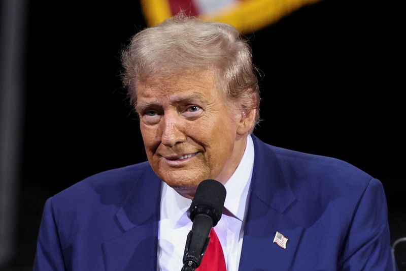 © Reuters. Republican presidential nominee and former U.S. President Donald Trump looks on as he speaks during a campaign rally in Tucson, Arizona, U.S. September 12, 2024.  REUTERS/Mike Blake/File Photo