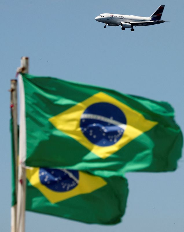 &copy; Reuters. Avião da Latam se aproxima do Santos Dumont para pousar no aeroporto no centro do Rio de Janeiron16/03/2020nREUTERS/Sergio Moraes