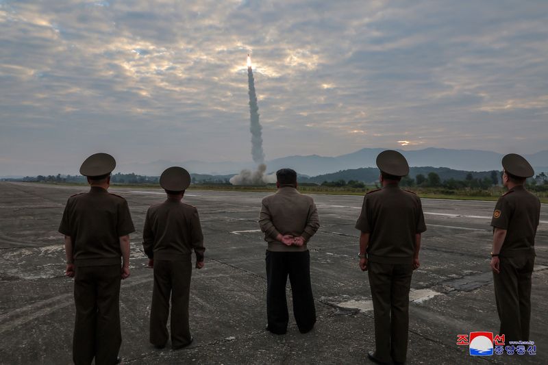 © Reuters. North Korean leader Kim Jong-un looks on during the test of what KCNA described as a new tactical ballistic missile, in this picture obtained by Reuters on September 19, 2024, in North Korea.    KCNA via REUTERS 