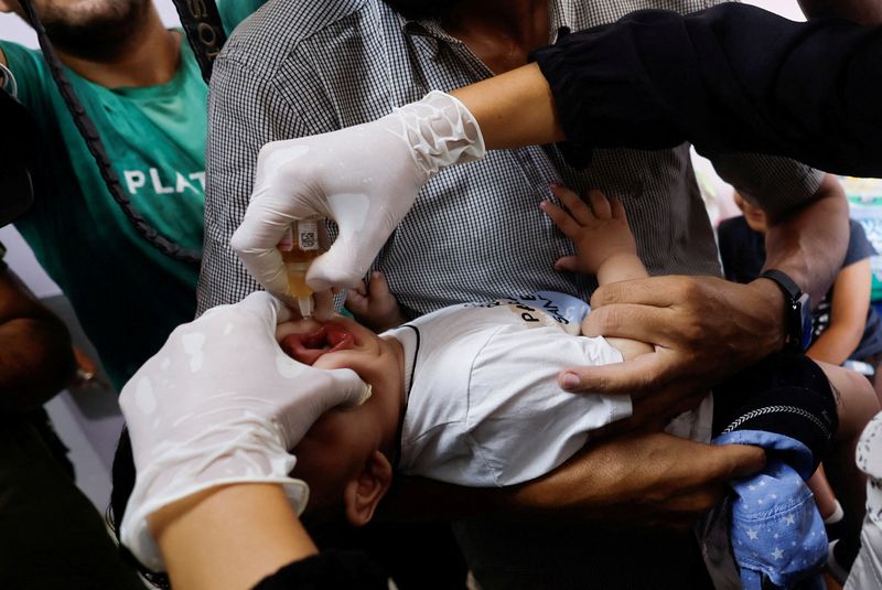 &copy; Reuters. FILE PHOTO: A Palestinian child is vaccinated against polio, amid the Israel-Hamas conflict, at Nasser hospital in Khan Younis in the southern Gaza Strip, August 31, 2024. REUTERS/Mohammed Salem/File Photo