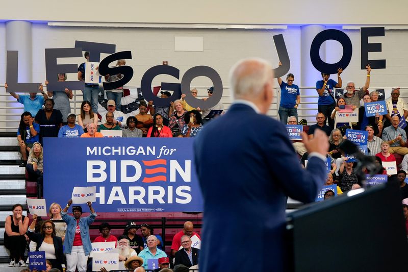 © Reuters. Supporters of U.S. President Joe Biden listen to him speak during a campaign event at Renaissance High School in Detroit, Michigan, U.S., July 12, 2024. Reuters/Elizabeth Frantz/File Photo