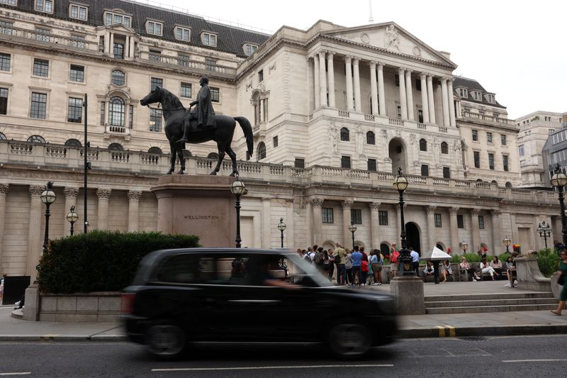 © Reuters. FILE PHOTO: A black taxi drives past the Bank of England in the financial district of London, Britain, August 14, 2024. REUTERS/Mina Kim/File Photo