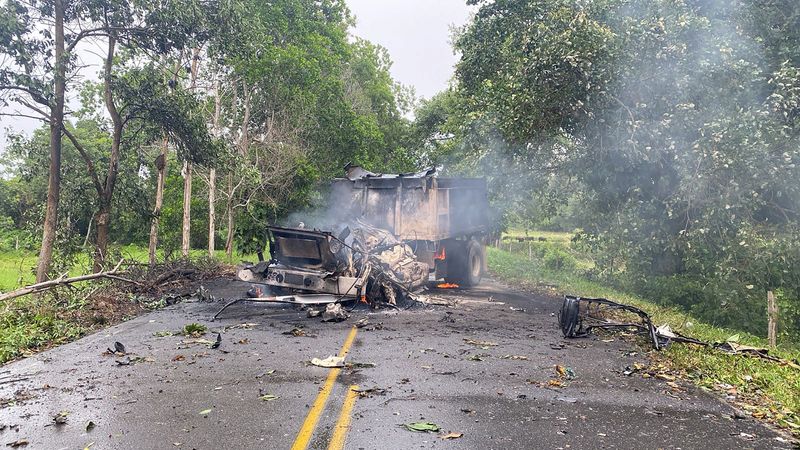 © Reuters. A truck loaded with explosives used in an attack attributed to ELN guerrillas against a military base, burns in Puerto Jordan, Colombia September 17, 2024. Colombian Army/Handout via REUTERS/File Photo