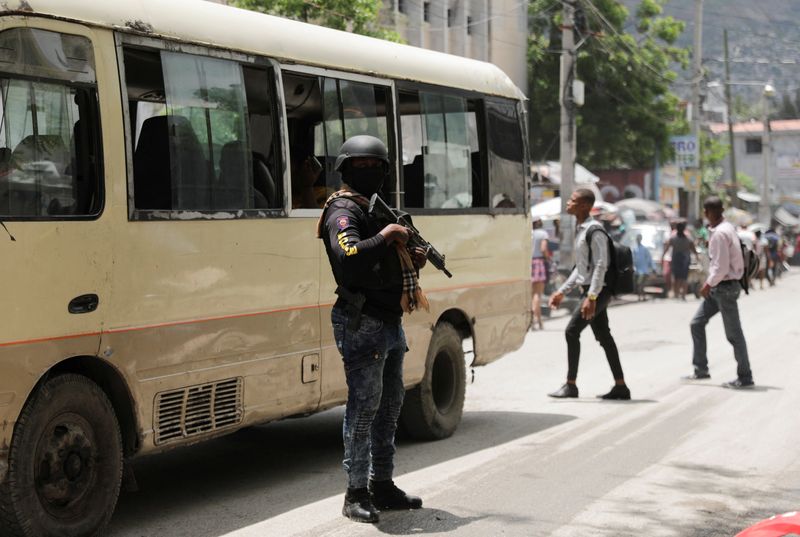 © Reuters. A police officer stands guard in the street, in Port-au-Prince, Haiti May 1, 2024. REUTERS/Ralph Tedy Erol/File Photo