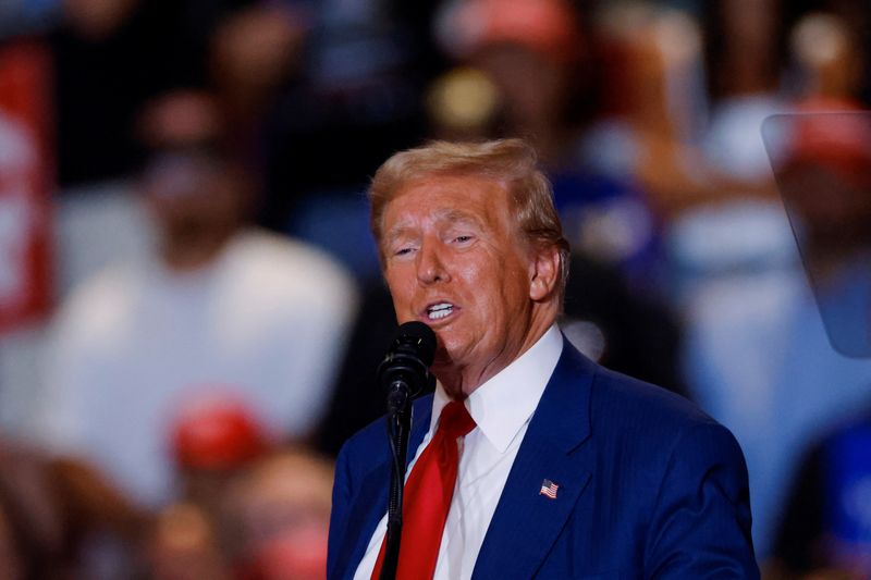 © Reuters. Republican presidential nominee and former U.S. President Donald Trump speaks during a rally at Nassau Veterans Memorial Coliseum, in Uniondale, New York, U.S., September 18, 2024. REUTERS/Brendan McDermid