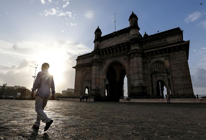 © Reuters. FILE PHOTO: People visit Gateway of India along the Arabian sea in Mumbai, India, August 22, 2016. REUTERS/Danish Siddiqui/File Photo