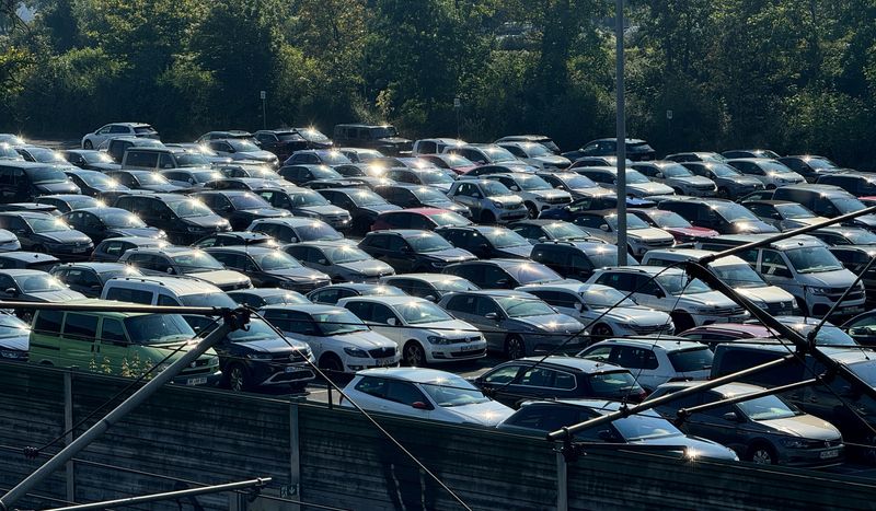 © Reuters. FILE PHOTO: Cars are parked near the power station of the Volkswagen plant in Wolfsburg, Germany, September 4, 2024.  REUTERS/Stephane Nitschke/File Photo