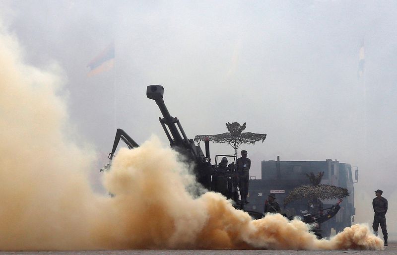 © Reuters. Indian Army soldiers participate in a mock drill exercise during the Army Day parade in New Delhi, India, January 15, 2016. REUTERS/Anindito Mukherjee/File Photo