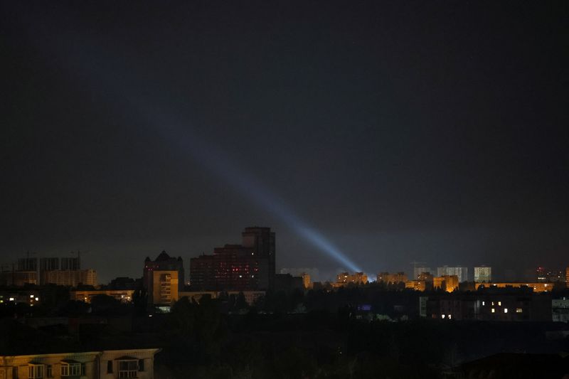 &copy; Reuters. FILE PHOTO: Ukrainian service personnel use a searchlight as they search for drones in the sky over the city during a Russian drone strike, amid Russia's attack on Ukraine, in Kyiv, Ukraine August 27, 2024. REUTERS/Gleb Garanich/File Photo