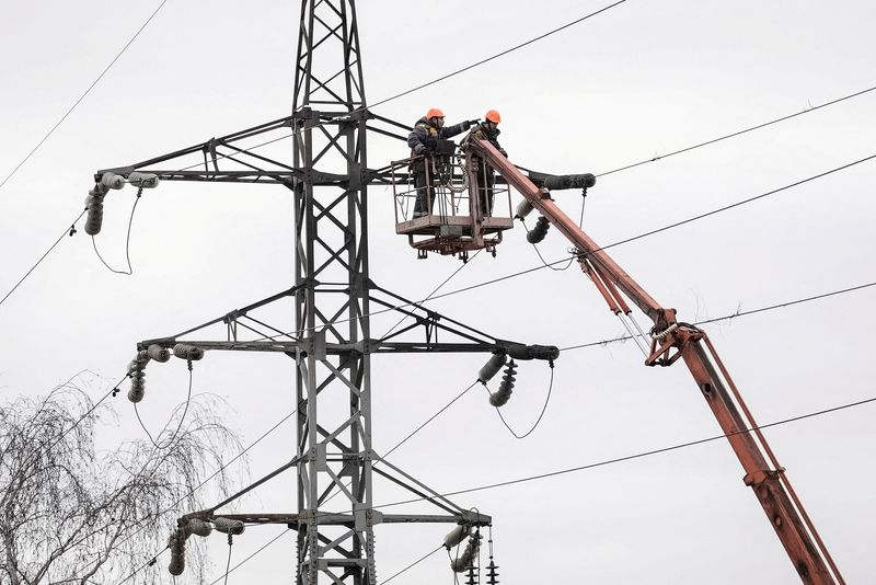 &copy; Reuters. FILE PHOTO: Energy supply workers restore a high-voltage line destroyed in Russian missile attack, amid Russia's attack on Ukraine, in Kyiv, Ukraine February 7, 2024. REUTERS/Anna Voitenko/File Photo