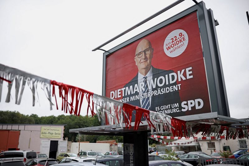 © Reuters. FILE PHOTO: An election campaign poster is displayed ahead of the upcoming Brandenburg election in Koenigs Wusterhausen, Germany, September 16, 2024.  REUTERS/Liesa Johannssen/File Photo