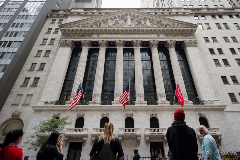 © Reuters. FILE PHOTO: People look toward the New York Stock Exchange (NYSE) before the Federal Reserve announcement in New York City, U.S., September 18, 2024. REUTERS/Andrew Kelly/File Photo