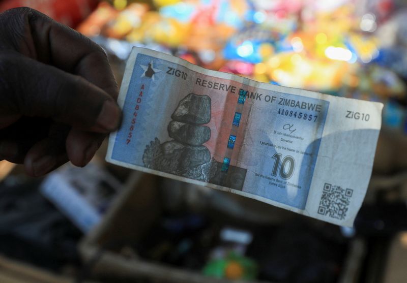 &copy; Reuters. FILE PHOTO: A vendor shows a ten Zimbabwe gold-backed (ZiG) note along a street in Harare, Zimbabwe, July 17, 2024. REUTERS/Philimon Bulawayo/File photo